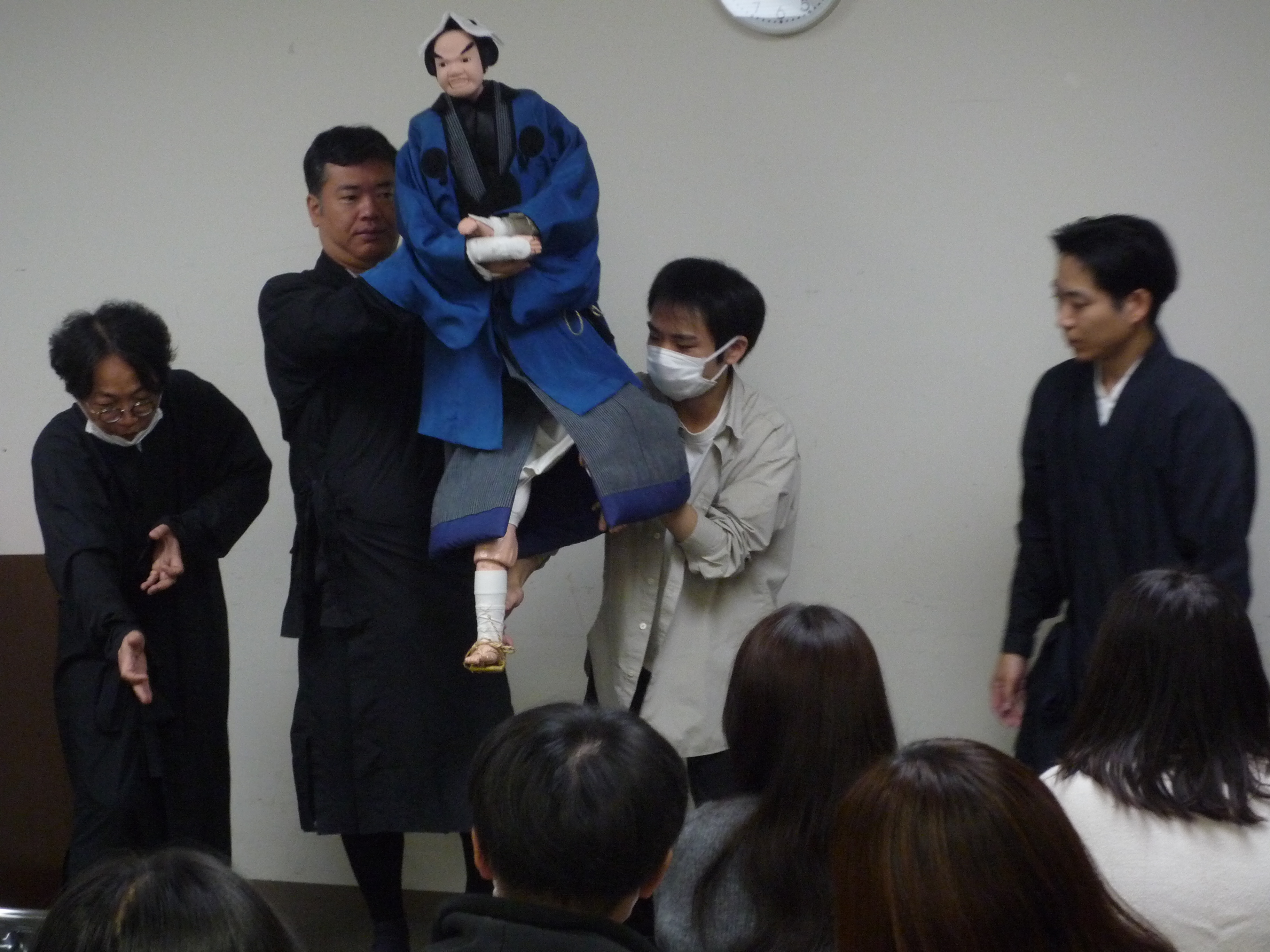 人形浄瑠璃文楽の人形について学んでいる様子