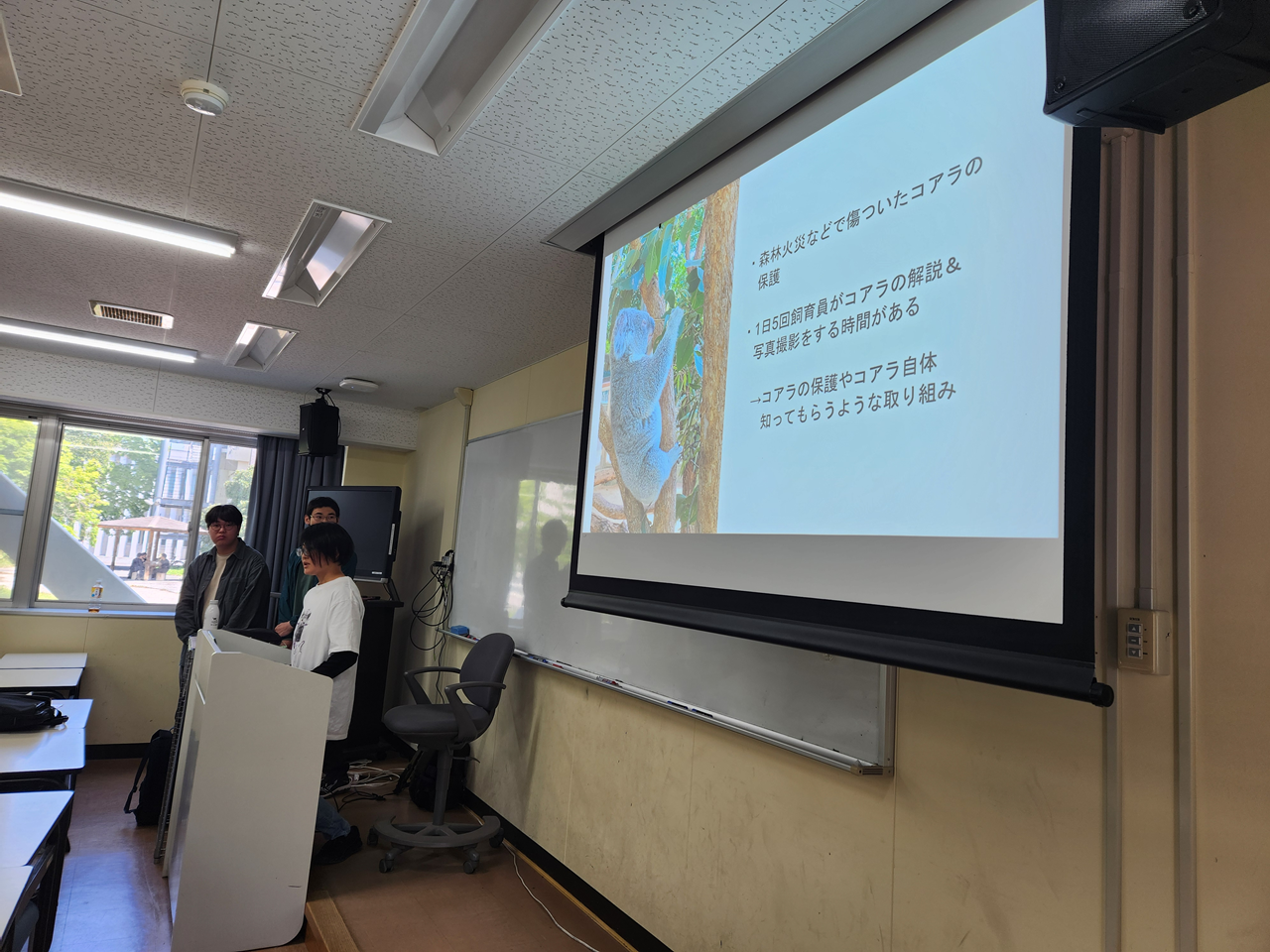 4/30ワールドカフェ　学生三人による報告の様子3