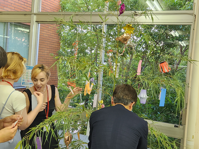 七夕企画の様子。笹に願い事を書いた短冊を飾る参加者。