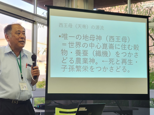 要木先生の七夕講話。スライドを投影しながら講話を行っている。