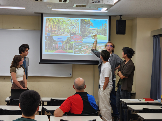 スライドを指さしながら発表する留学生。スライドにはフロリダの風景写真が写されている。
