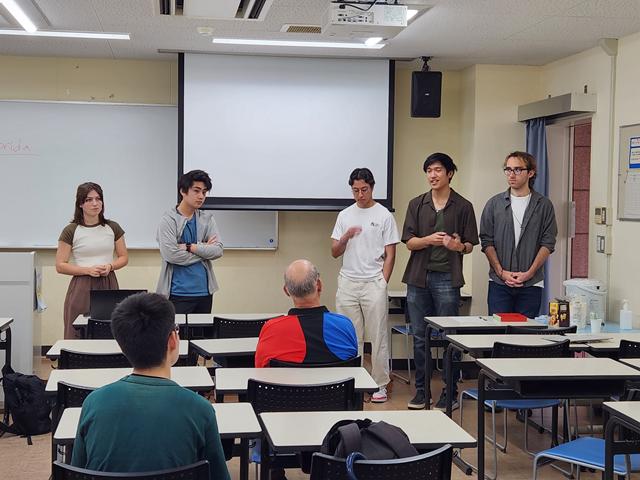 発表者の留学生5人が教室の前に横並びで立っている。