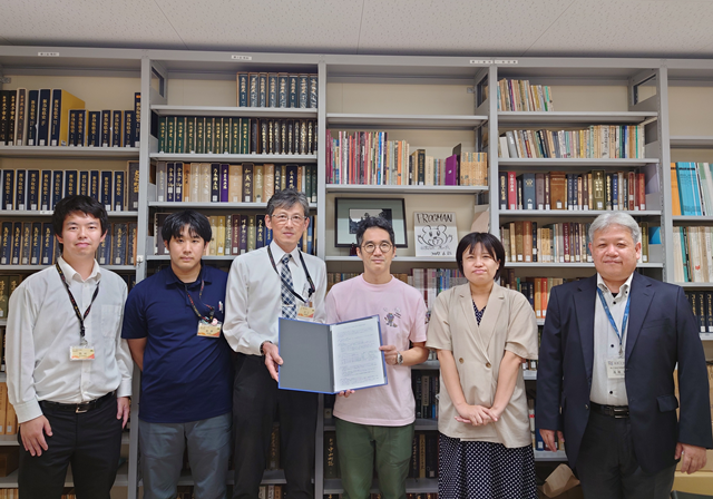 s-20260616_132816 調印済みの覚書を交わす島根大学・松江市関係者。右から高橋事務部長、桜田先生、岩本先生、松江市川上課長、永野主任主事、西村主事