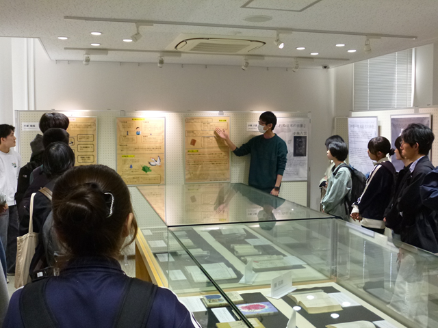 学生によるギャラリートークの様子