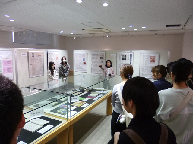 学生によるギャラリートークの様子