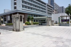 島根大学正門の石柱